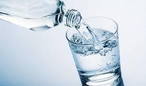 Woda- życiodajny płyn Picie 8 szklanek dziennie jest bardzo ważne, ponieważ woda odpowiada za wiele procesów zachodzących w naszym ciele.