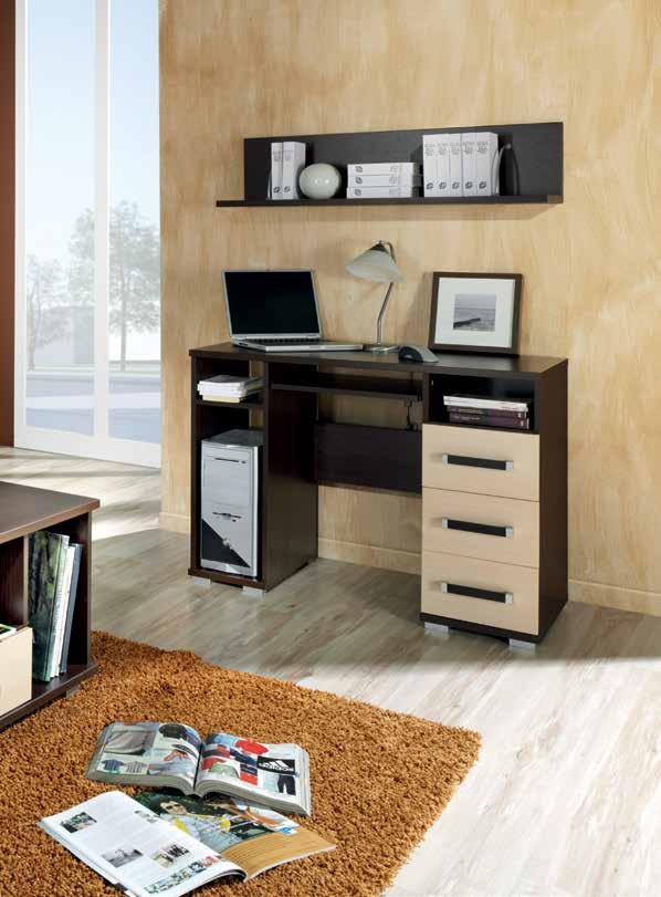 Biurko z szufladami oraz zawieszona nad nim półka na książki lub przybory biurowe tworzą wygodne miejsce do pracy w pokoju dziennym.