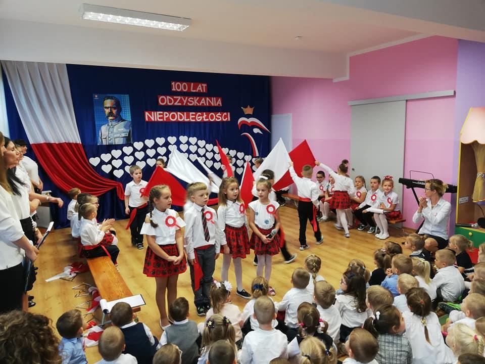 Żabki prezentując tańce i wiersze, a także Rada Pedagogiczna, która wykonała pieśni patriotyczne. Akademię rozpoczęliśmy zaśpiewaniem czterozwrotkowego hymnu narodowego.