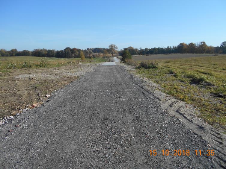850mb w miejscowości Adamowo wieś (od skrzyżowania z wyremontowaną drogą dojazdową, gminną Nr 101004 N w m.