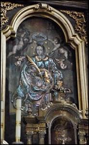 widnieje w zaplecku malowana postać św.