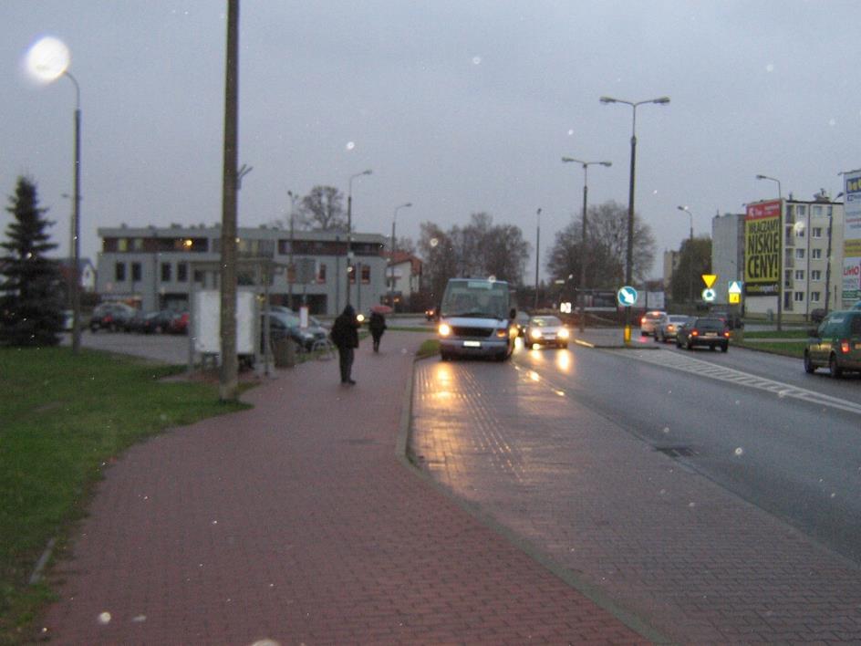 Rys. 9 zatoka autobusowa przy rondzie Żuławskiego, W pasie drogowym przedmiotowego odcinka drogi zlokalizowane są instalacje takiej jak: kanalizacja sanitarna, kanalizacja deszczowa, nadziemna i