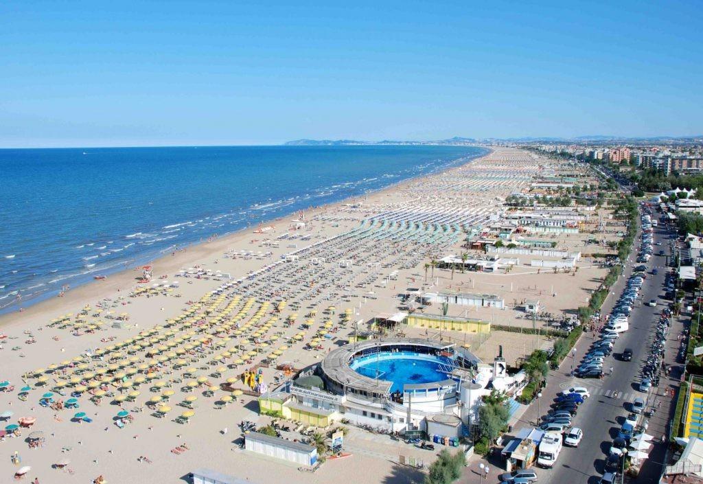 Słynie z kilkunastokilometrowej, szerokiej i piaszczystej plaży