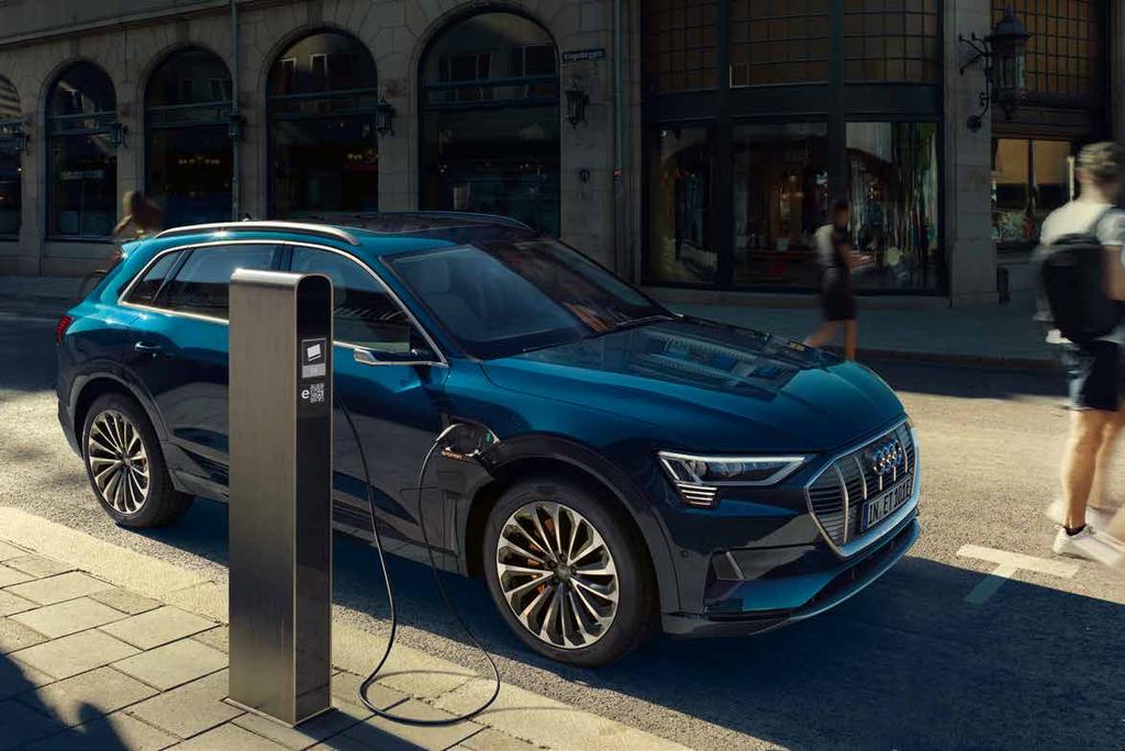 [ Wyposażenie do ładowania e-tron] W DOMU Audi Charging System Compact Audi Charging System Compact 2 składa się z panelu obsługowego z przewodem podłączanym do samochodu (długość 4,5 m, wtyczka typu