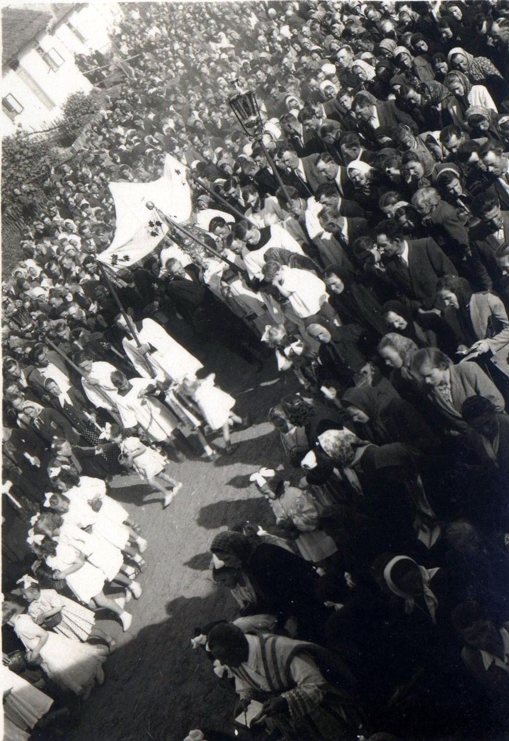 10 Zdjęcie 11 Rok 1948, 27 maja. Boże Ciało. Procesja w Grabowcu na ulicy Skierbieszowskiej.