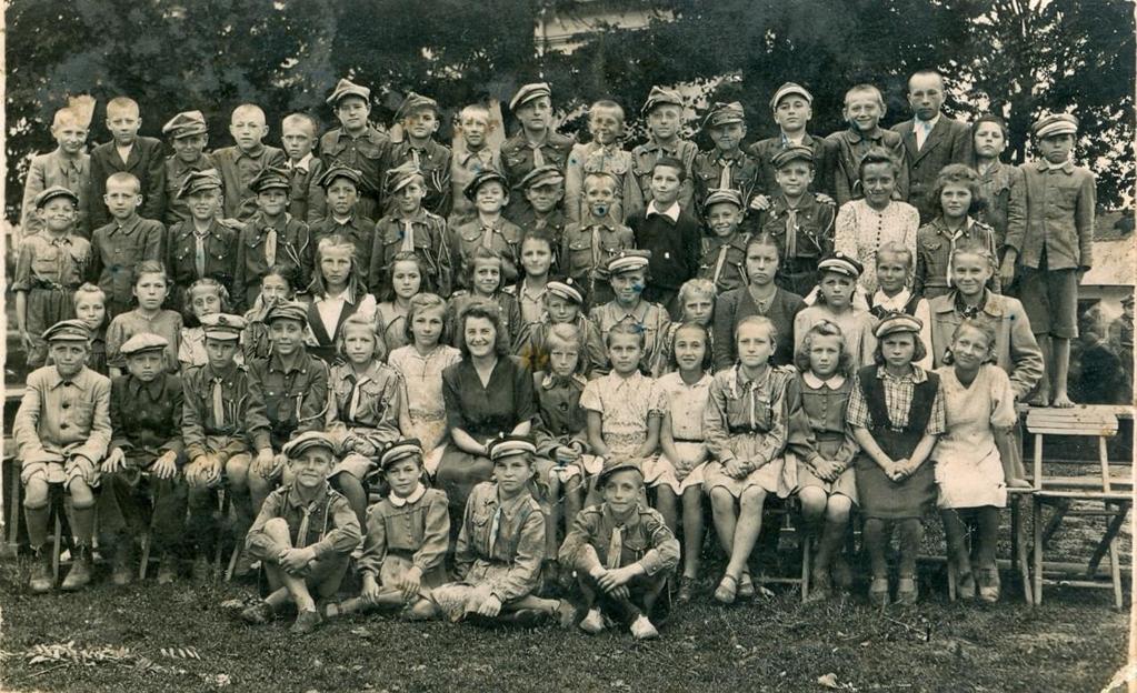 16 Zdjęcie 19 Rok 1948. Dzieci z nauczycielką Marianną Kołtun (po mężu Janiuk).