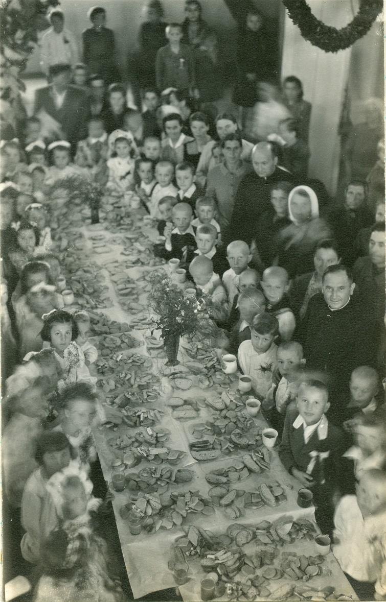 19 Zdjęcie 23 Rok 1948, 14 lipca. Wspólne śniadanie po pierwszej Komunii świętej.