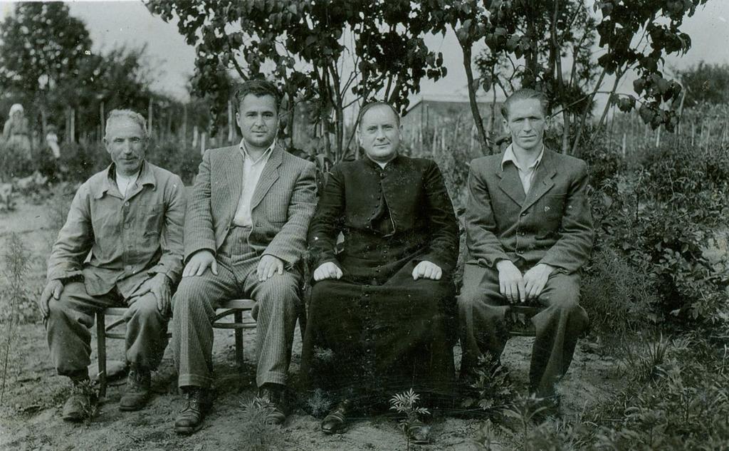 W drugim rzędzie stoją alumni Seminarium Duchownego w Lublinie od lewej: Franciszek Mociak, Franciszek Greniuk.