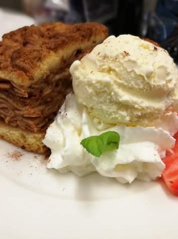 WHIPPED CREAM 11 PLN Szarlotka / lody / bita śmietana Apple Pie / ice cream / whipped cream Grupa alergenów / Group of