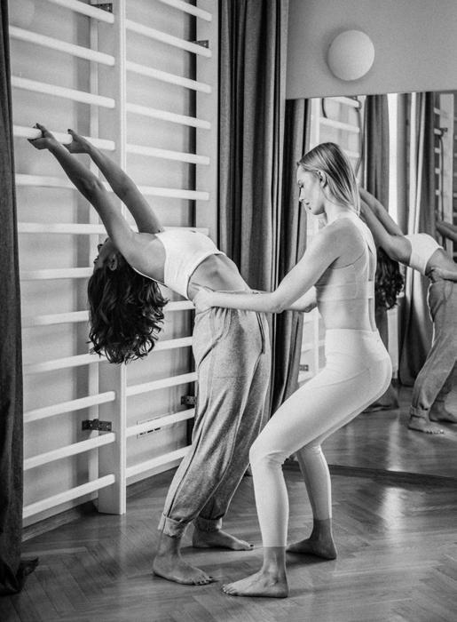 Karolina Pałac Nauczycielka Jogi i Pilatesu, ukończyła międzynarodowy trening nauczycielski Yoga Alliance RYT 500 oraz Akademię Sportunion w Wiedniu.
