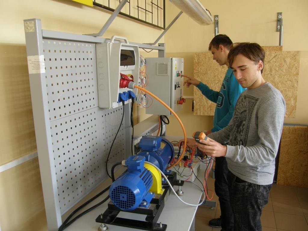 Uczniowie w czasie pracowni montażu i eksploatacji maszyn oraz urządzeń elektrycznych (regulując rezystancję obciążenia