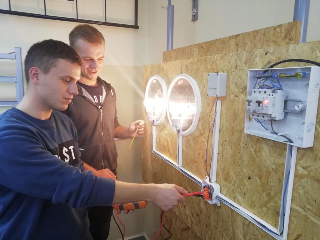 Uczniowie w czasie pracowni montażu i eksploatacji instalacji elektrycznych (testują