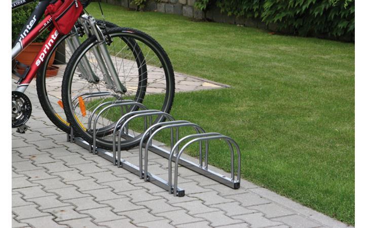 Poz. 3 * stojak na rowery - 1 kpl. Stojak na 5 rowerów jest wykonany ze sztywnych profili stalowych, ocynkowanych ogniowo, co zapewnia praktycznie nieograniczoną trwałość.