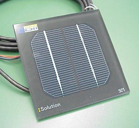 Ogniwo wzorcowe ESTI (type) Sensor ESTI-Sensor (European Solar Test Installation) składa się z przepołowionej celi krzemowej.