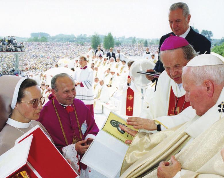 4 Siostra Klara Radczak i ks. Prał. Waldemar Gałązka podczas procesji z darami w czasie wizyty Ojca Świętego Jana Pawła II w Sandomierzu. XX LAT RAZY DWA.