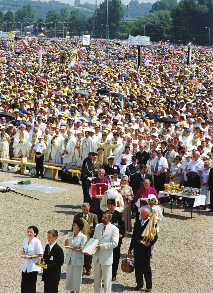 5 II Synodu diecezji sandomierskiej Ucałowałam Pierścień Rybaka i uklękłam u stóp Ojca Świętego i zatrwożyłam się bardzo widząc opatrunek na Jego czole podczas beatyfikacji w Warszawie także miałam