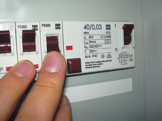 Odłączanie zasilania elektrycznego urządzenia Zaciski zasilania urządzenia są pod napięciem nawet po wyłączeniu wyłącznika zasilania.