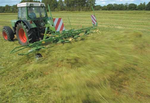 Pokazy maszyn Kosiarka czołowa KRONE EasyCut F 320 generacja 3 Wystawca: PUP AGROMIX Sp z o.o. szerokość robocza 3,2 m nowe ciągane zawieszenie kosiarki bardzo dobre kopiowanie 7 talerzy tnących/ na