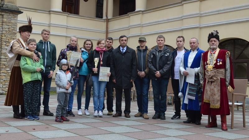 Aby pełnić funkcje w strzelectwie sportowym, trzeba przejść odpowiednie szkolenia zakończone egzaminami i potwierdzone odpowiednimi dokumentami.