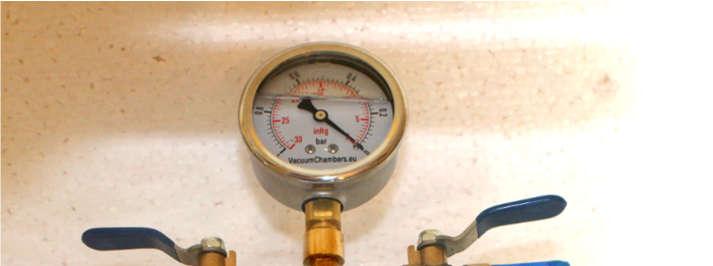Dyfuzor rozprasza pęd powietrza dostający się do komory w momencie wyrównywania podciśnienia. Zapobiega to rozchlapywaniu się produktów zalewowych w komorze.
