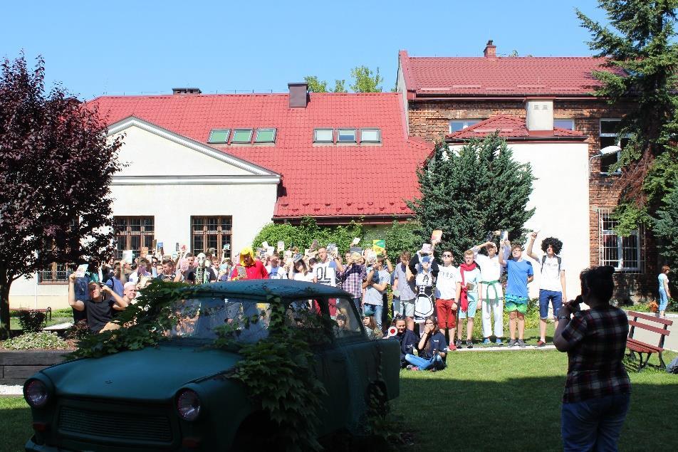 Pokój bez książek jest jak ciało bez duszy. Cyceron Książka i możność czytania to jeden z największych cudów ludzkiej cywilizacji. Maria Dąbrowska Ludzie przestają myśleć, gdy przestają czytać.