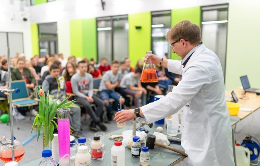 SCIENCE SHOW 11:45-12:30, 12:45-13:30 Zobaczyć niewidoczne Czym są te wszędobylskie (i często niewidoczne) cząsteczki? Nasze rozważania urozmaici duża porcja eksperymentów!