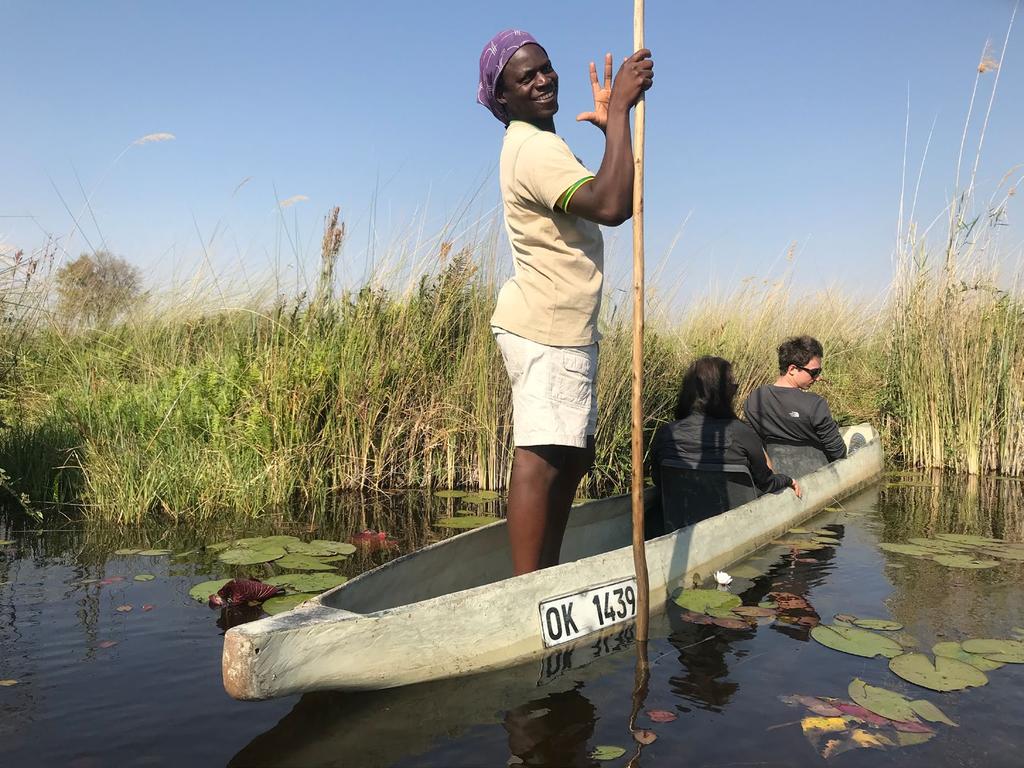 DZIEŃ 8 MAUN DELTA OKAWANGO PŁYWANIE ŁODZIAMI MOKORO Ruszamy do Maun. Dzisiaj po dojez dzie na camping odpoczniemy od samochodo w.