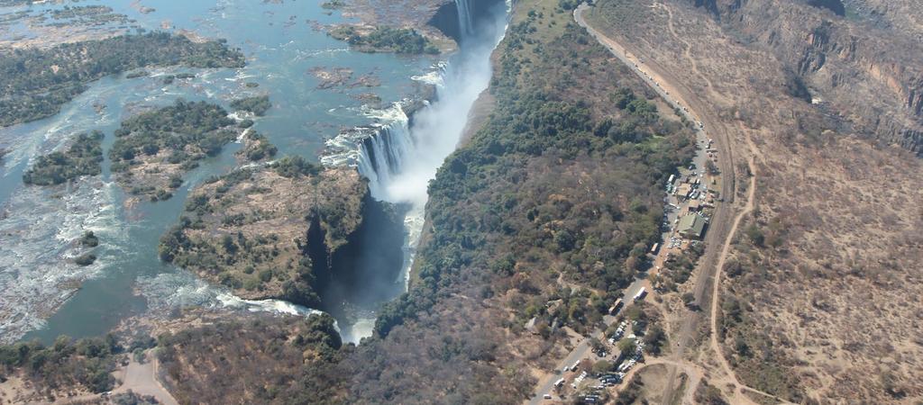 VICTORIA FALLS LOT HELIKOPTEREM I SPACER NAD WODOSPADAMI WIKTORII WIECZO R BE BNIARSKI DZIEŃ 3 Po s niadaniu idziemy ogla dac jeden z siedmiu naturalnych cudo w s wiata. Zaczynamy od s migłowca!