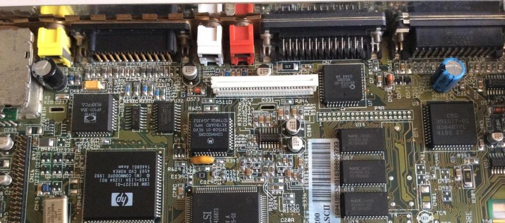 Instalacja Amiga 1200 Proces podłączenia adaptera dokonujemy zawsze przy wyłączonym zasilaniu