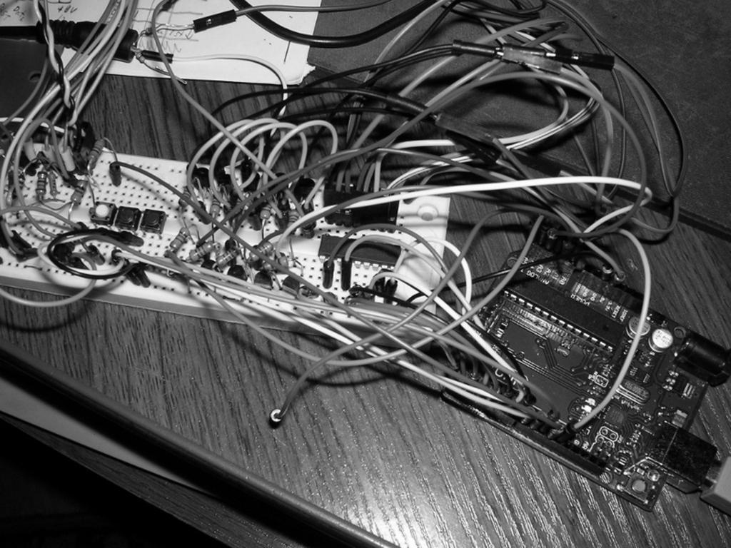 Konstrukcja urządzenia (5) Konstrukcja urządzenia (6) 5. Przedprototyp (płytka stykowa), testowanie, dopełnianie i udoskonalanie programu korzystając z połączenia USB do Arduino.