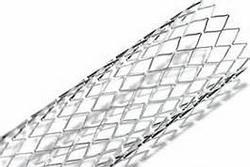 siateczkowate (mesh stent), rurowe z nacięciami (slotted tube), w kształcie zwoju (coil),