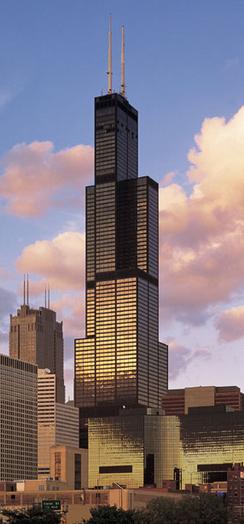 ZADANIE 3 Znajdująca się w Chicago Willis Tower (znana wcześniej jako Sears Tower) to wieżowiec o wysokości (do ostatniego stropu) 41,7m jest obecnie (015r.) 13 najwyższym budynkiem świata.