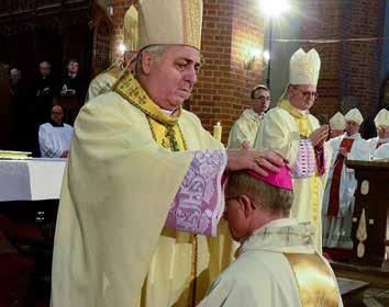 był gest nałożenia rąk na głowę Elekta przez Ks. Biskupa Ryszarda Kasynę Biskupa Diecezjalnego Pelplińskiego.