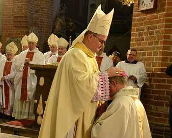 Po Księdzu Biskupie, głównym szafarzu święceń, wszyscy obecni biskupi włożyli ręce na głowę wybranego.