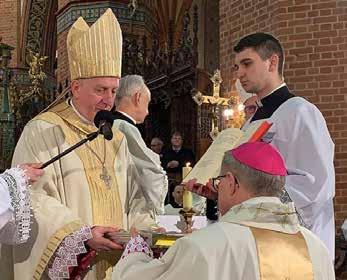 8 Namaszczenie głowy. Ksiądz Biskup Diecezjalny Pelpliński następnie namaścił olejem Krzyżma świętego głowę nowo wyświęconego biskupa.
