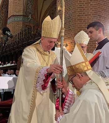 9 Przekazanie pastorału. Biskup jest pasterzem, przewodnikiem prowadzącym trzodę do zbawienia.