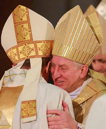 Ksiądz Biskup Ryszard Kasyna przekazał pocałunek pokoju nowo wyświęconemu Biskupowi.