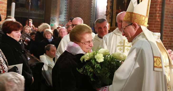Po Księdzu Biskupie Diecezjalnym Pelplińskim tak samo uczynili wszyscy obecni biskupi, na znak włączenia nowo wyświęconego do stanu