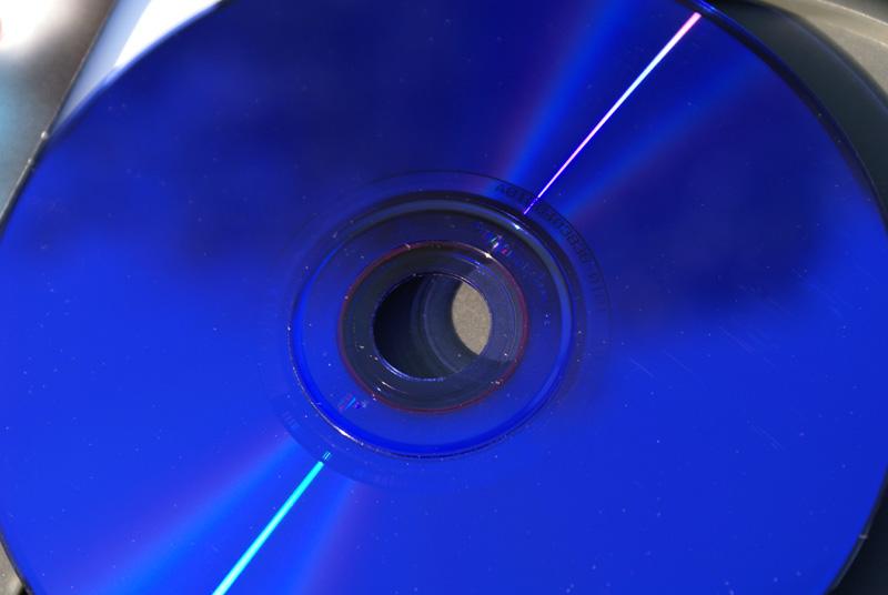 Sony PlayStation 2: Na PS2 możemy spotkać się z trzema rodzajami nośników CD-ROM i DVD-ROM (jedno i dwuwarstwowymi).