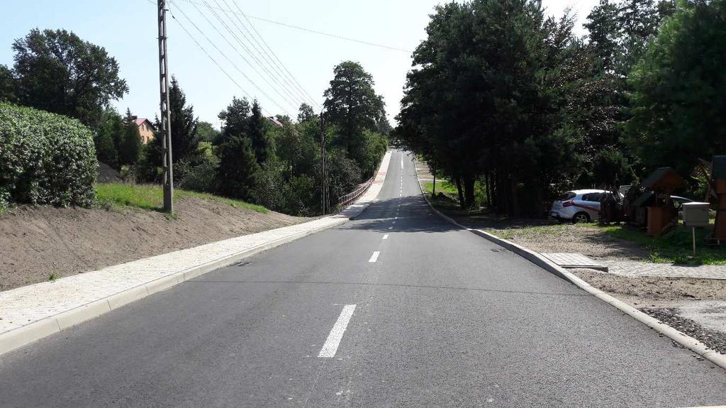1.3 Przebudowa drogi - budowa miejsc postojowych przy ul. 1 Maja w Gołkowicach W wyniku realizacji zadania wykonano kanalizację deszczową na długości 410,75 mb oraz wybudowano 430 mb chodnika.