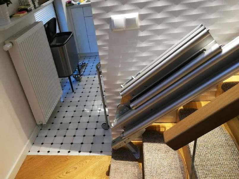 Dodatkowe informacje o krzesełku SZYNA Konstrukcja: Wytłaczane aluminiowe szyny. Wykończenie: Andonowane.