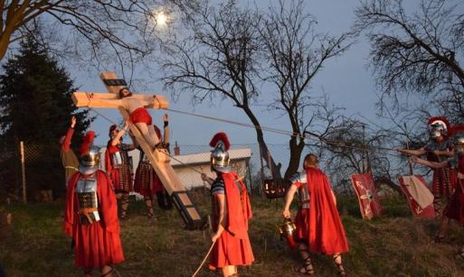 Z kolei Andrzej i Filip poszli i powiedzieli Jezusowi. A Jezus dał im taką odpowiedź: "Nadeszła godzina, aby został otoczony chwałą Syn Człowieczy.