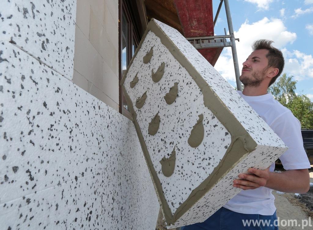 Należy pamiętać, że prace związane z ocieplaniem domów należy wykonywać w temperaturze powyżej 5 stopni Celsjusza, a pogoda powinna być bezwietrzna i bez opadów. fot.