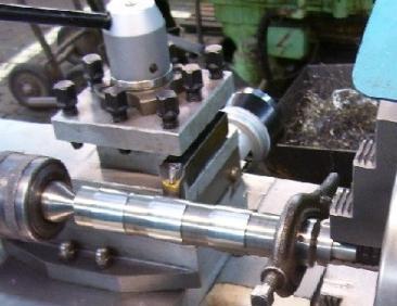 Do procesu szlifowania wykorzystano szlifierkę suportową do tokarek CHRIS MARINE valve spindle grinders type 75H, którą przedstawiono na rysunku 1b.