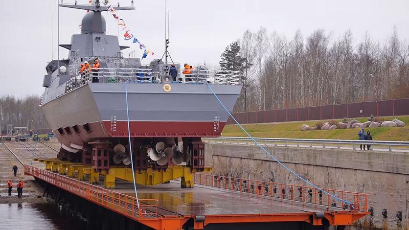 Na większych niż Karakurty korwetach typu Bujan-M pojedyncze kontenery z wyrzutniami pionowego startu są montowane wzdłuż osi okrętu w pokładzie za masztem. Fot. kremlin.