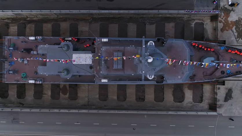Na korwetach typu Karakurt pojedynczy (na razie?) kontener z wyrzutniami pionowego startu jest montowane prostopadle do osi okrętu w pokładzie za masztem. Fot. kremlin.