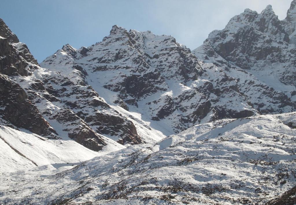 DZIEŃ ÓSMY DEURALI - MACHHAPUCHRE BASE CAMP (3700M) - ANNAPURNA BASE CAMP (4130M) Sześciogodzinna wędrówka doprowadzi nas do bazy pod Annapurną