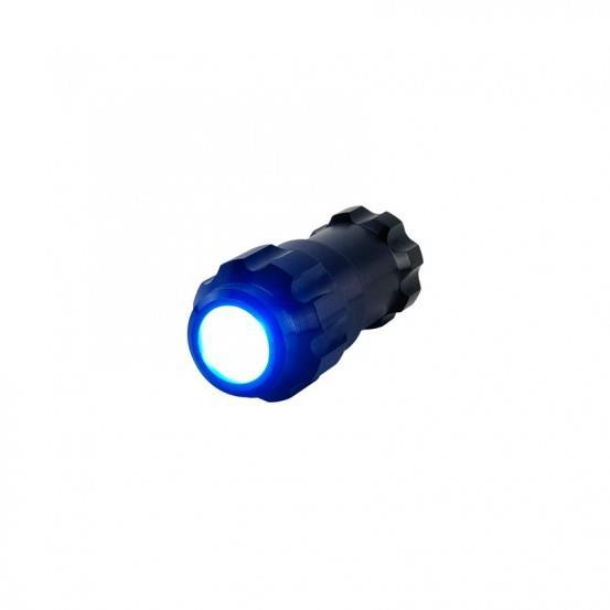 XS100 Blue Fluoro (EXPXS100-B) z niebieskim światłem, bardzo lekka, wodoodporna (100% wodoodporności do 100 m pod wodą), odporna na wstrząsy, zaprojektowana specjalnie do nocnych nurkowań.