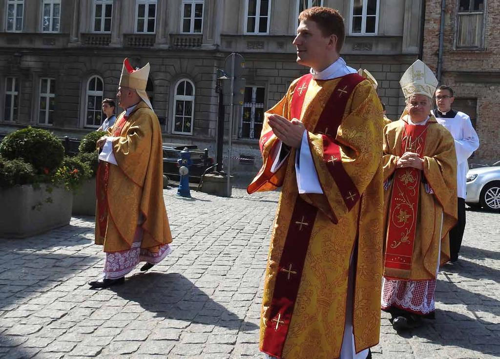 Wśród modlących się przy ołtarzu byli proboszczowie z parafii, z których