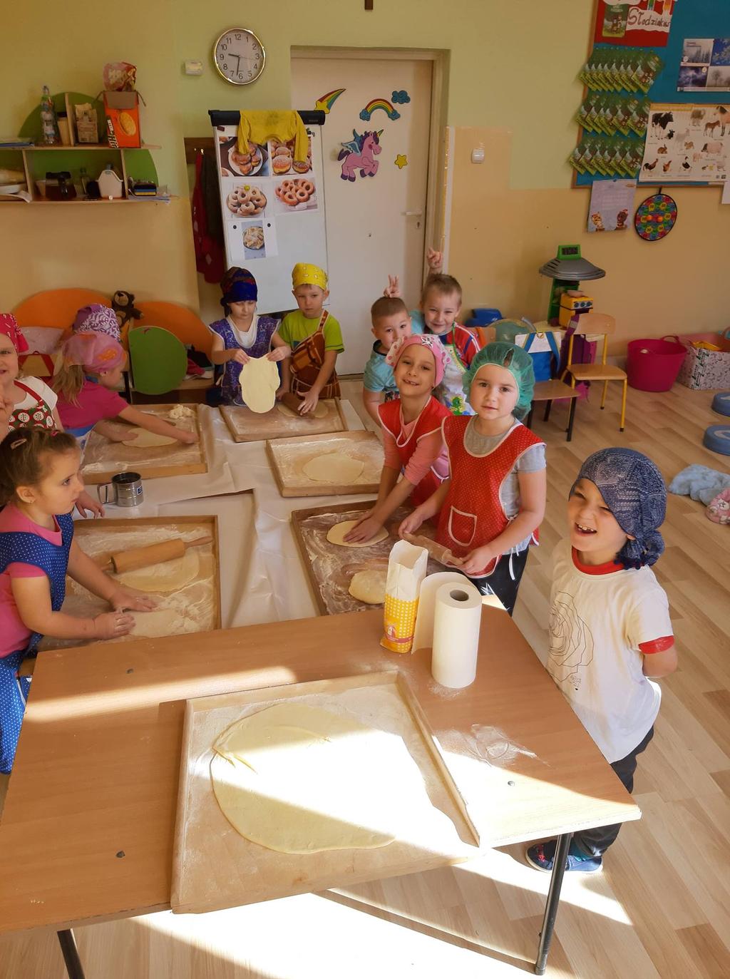 Polska Times Numer 13 03/2019 Strona 2 wwwpolskatimespl Nasze przedszkole zamieniło się dziś w piekarnię z małymi cukiernikami i piekarzami na czele Panie przedszkolanki pokazały dzieciom, jakie